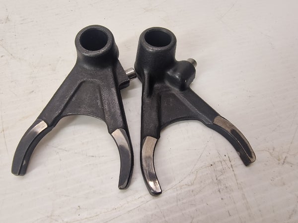 SHIFTING FORK 1ST/4TH GEAR 05 / SHIFTING FORK 2ND/3RD GEAR 05 (KTM SXF250 2006) 77034002000 77034003000