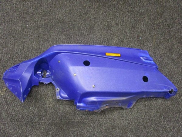 Keulansivumuovi vasen (YAMAHA SXR700 2000) 8CR-2196A-12-00